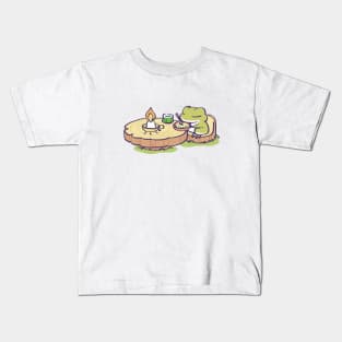 traveling frog eating lunch / tabi kaeru japanese mobile game Kids T-Shirt